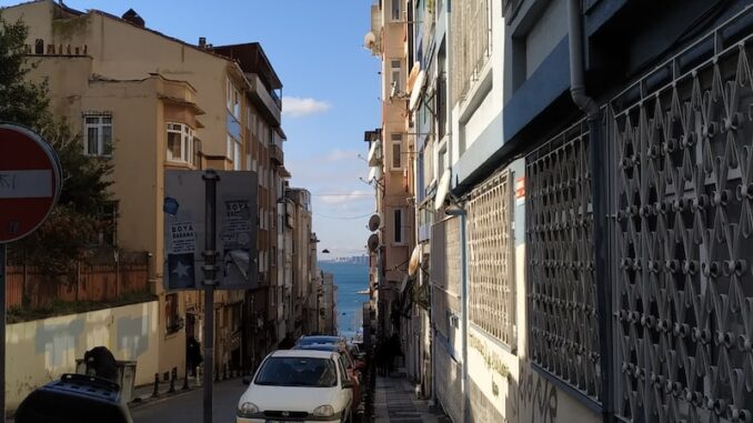uploaded-image-akcayda-deniz-kenarinda-gunesin-tadini-cikarmak-1696688312038